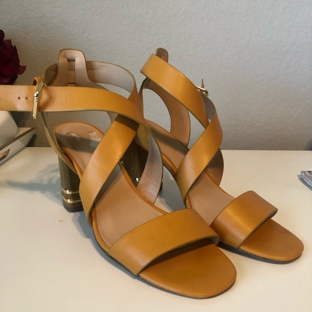 Beautiful Tommy Hilfiger strappy summer pump!